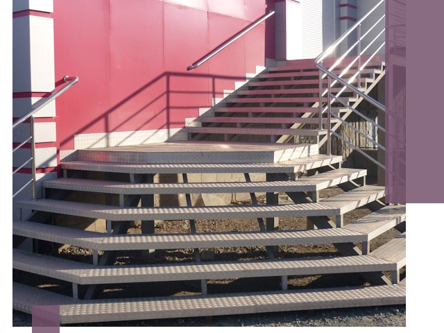 Лестницы для магазина в Карасуке — изготовление и монтаж