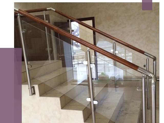 Комбинированные перила из металла и дерева в Карасуке