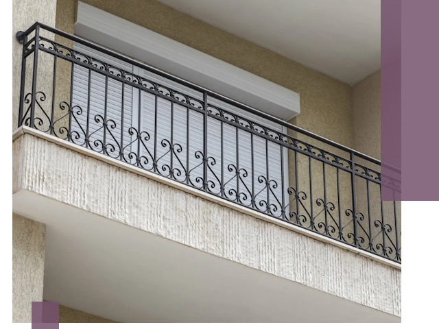 Балконные ограждения из металла и стекла в Карасуке для домов