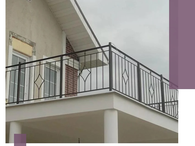 Изготовление балконных ограждений в Карасуке из металла и стекла