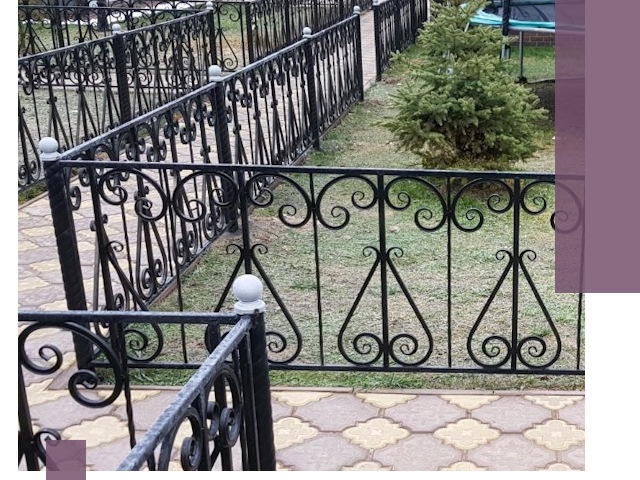 Кованые газонные ограждения под ключ в Карасуке